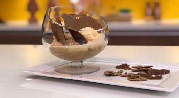 Cocada mole com biscoito em pedaços do chef Rivandro França