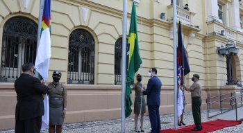 Bandeiras do Brasil e Pernambuco foram erguidas no Palácio do Campo das Princesas