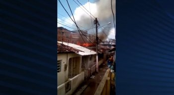Vídeo mostra a altura das chamas na casa em Jaboatão dos Guararapes