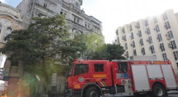 De acordo com o Corpo de Bombeiros, no local havia uma grande quantidade de lixo e fios de cobre
