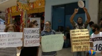 Comerciantes levaram cartazes para a manifestação, que aconteceu na Praça do Diário