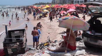 Domingo de sol atraiu banhistas para as praias do Pina e Boa Viagem; muitos sem máscara