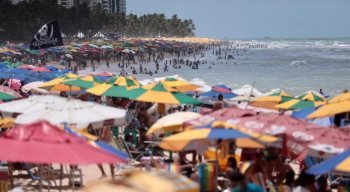 Banhistas aproveitaram o dia ensolarado na praia de Boa Viagem; muitos desrespeitaram medidas sanitárias