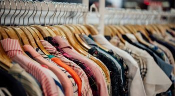 As mercadorias encontradas no estabelecimento e vendidas no local eram camisas, bermudas, tênis, bonés, entre outras peças falsificadas.
