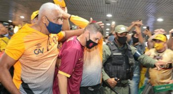 Seguranças do Sport e a Polícia Militar tentaram proteger Thiago Neves do túmulto