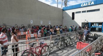 População faz longa fila, neste sábado (19), para saque do auxílio emergencial