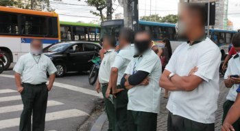 Motoristas de ônibus protestaram contra a dupla função e demissão do cobradores