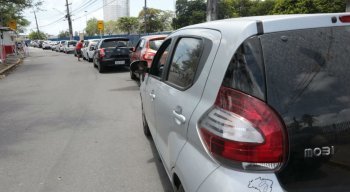 Fila de carros aguardando testagem, durante a manhã desta terça-feira (22)