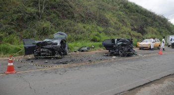 Os veículos envolvidos na colisão ficaram destruídos