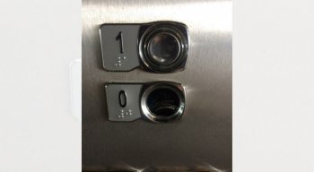 O elevador teve os botões retirados por vândalos