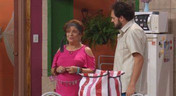 Dona Irene está de olho na excelente oportunidade de tirar vantagem em cima de alguém...