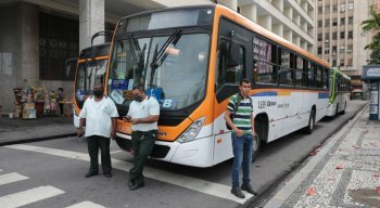 Segundo a Autarquia de Trânsito e Transporte Urbano do Recife (CTTU), a classe bloqueou o trânsito na Rua do Hospício e na Rua da Aurora