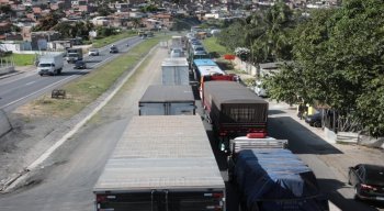 Por causa do acidente, o trânsito no local está intenso