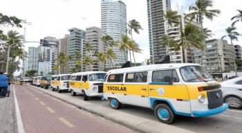 Os condutores escolares reivindicam por auxílio do governo durante a pandemia