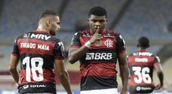 O jogo foi bem disputado no primeiro tempo, com chances de gol para as duas equipes