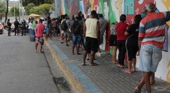 Longa fila na agência da Caixa Econômica Federal no Aeroporto do Recife para saque do auxílio emergencial