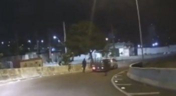 Ele contou que ao notar o assalto, instintivamente deu ré. Um dos bandidos ainda correu em direção ao veículo, mas não conseguiu alcançá-lo