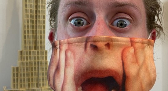 Macaulay Culkin usa máscara com estampa de ‘Esqueceram de Mim’