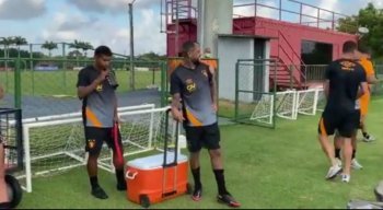 Jogadores contratados participam de treinamento