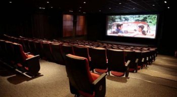 A sala tem 160 lugares, mas apenas 48 estão liberados para receber de volta o público