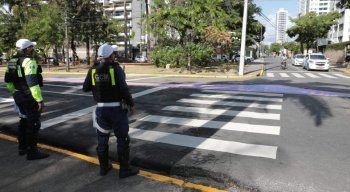 Agentes da CTTU orientam trânsito na Avenida Beira Rio