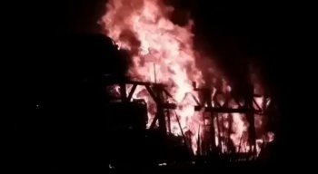 As chamas do incêndio em Goiana atingiram vários veículos que estavam no pátio