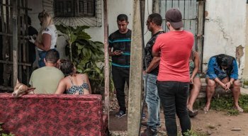 Homens invadiram a casa no momento em que mãe e filho dormiam