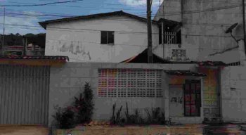 Criminosos invadiram a casa e efetuaram diversos disparos
