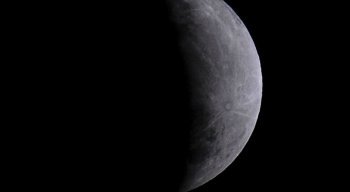 Água foi descoberta na superfície iluminada da Lua