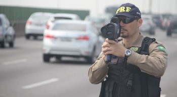 Polícia Rodoviária Federal realizando fiscalização
