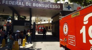 Militares fazem trabalho de rescaldo das chamas e dispersão de fumaça