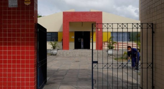 Alunos do 2º ano voltam às escolas nesta terça