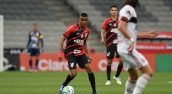 Athletico Paranaense vive grande jejum de vitórias e está na zona de rebaixamento.