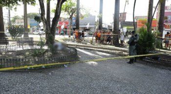 A mulher foi morta na Praça da Convenção, em Beberibe, na Zona Norte do Recife