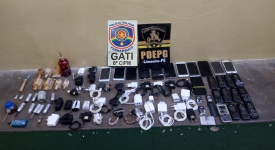 Aparelhos eletrônicos, drogas e arma artesanal são apreendidos durante revista na Penitenciária de Limoeiro
