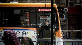 Motoristas de ônibus que circulam no Recife não podem atuar em dupla função