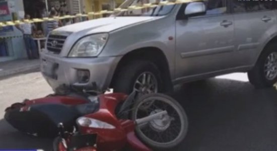 Carro colidiu com moto em Santa Cruz