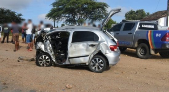 Homem morre e cinco pessoas ficam feridas após colisão de carros em Paranatama