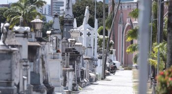Baixa movimentação de visitantes no Dia de Finados no cemitério de Santo Amaro, no Recife