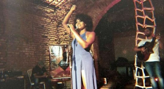 Cantora Maéve Oliveira durante apresentação