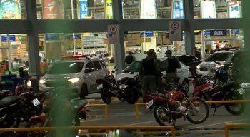 Houve troca de tiros e clientes e funcionários ficaram assustados