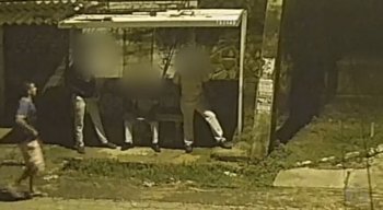 A ação foi registrada por câmeras de segurança