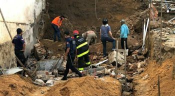 Muro desabou e caiu por cima de funcionários