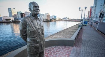 Estátua do escritor Ariano Suassuna está localizada na Rua da Aurora e foi inaugurada em 2017