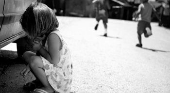 As crianças costumam ter mais dificuldades para perceber e nomear o que sentem. Contudo, tanto em crianças, como em adolescentes, os sinais são semelhantes aos dos adultos, com pequenas variações na forma com que se apresentam.