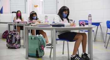 A retomada das aulas presenciais faz parte do plano de convivência com a covid-19 determinado pelo Estado