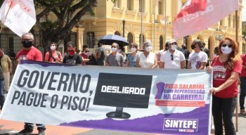 Eles reivindicam a atualização do piso nacional do magistério