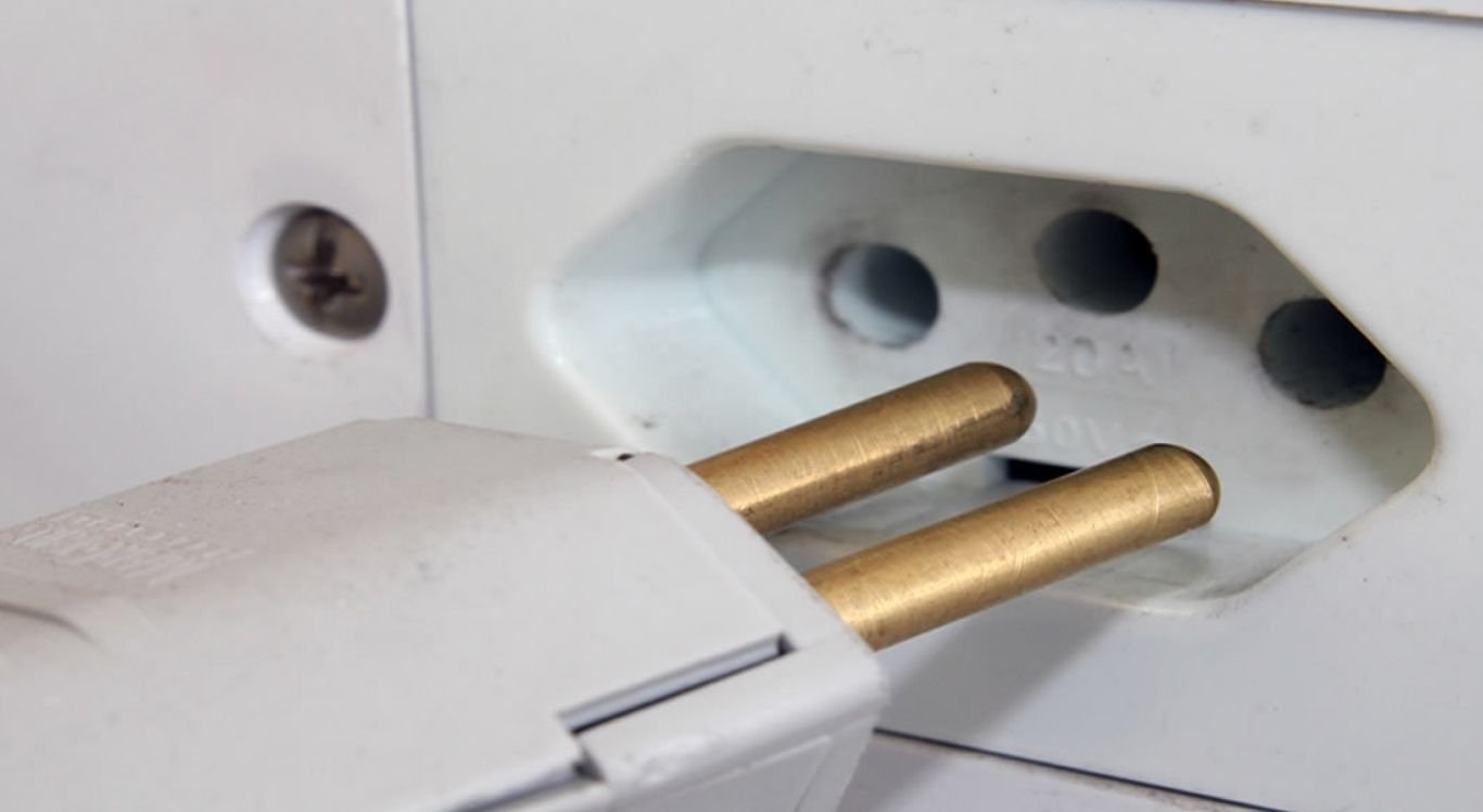 Os pequenos podem desejar explorar lugares e objetos que normalmente passariam despercebidos, por isso, é necessária atenção redobrada com alguns itens, especialmente aparelhos elétricos, fios e tomadas