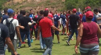 Cerca de 40 pessoas invadiram o treinamento dos jogadores do Náutico.