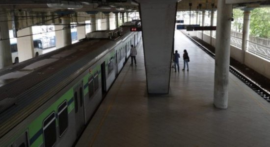 Desalinhamento de trem em estação no Recife assusta passageiros